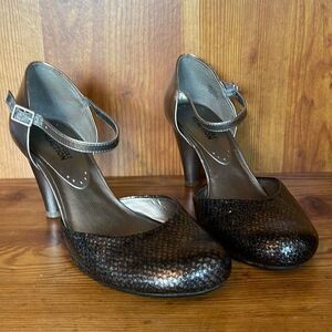 Kenneth Cole Reaction Women’s Gray Snakeskin size 8.5 ankle strap Heels
